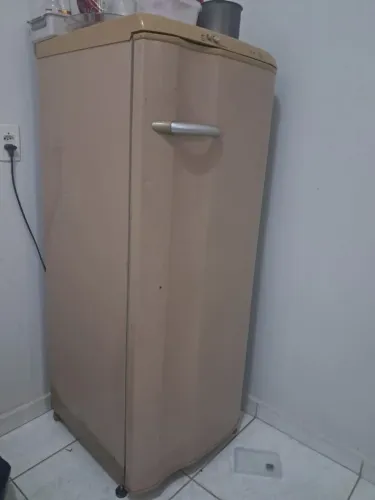 Mesa cama cadeira geladeira