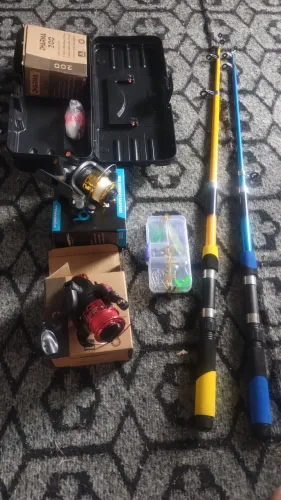 2 MOLINETES DE PESCA COM VARAS E ASSESSÓRIOS