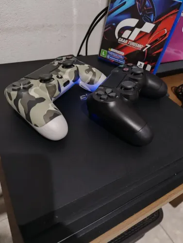 Ps4 PRO, 1TB, 2 controles, 1 jogo mídia física