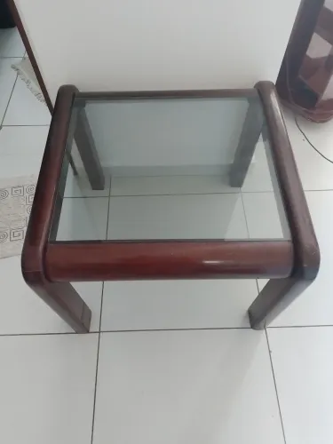 Mesa de canto quadrada com tampo de vidro de vime