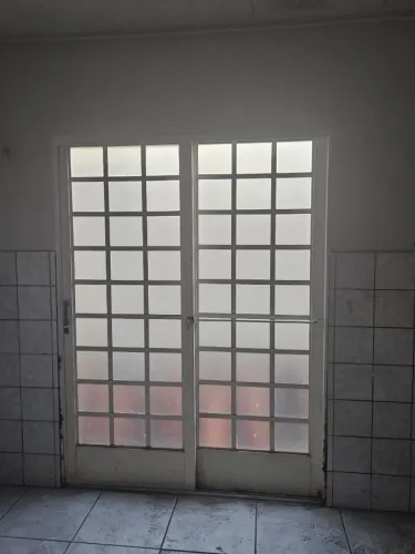 Porta de correr de ferro na cor branca, 1,55x2,10