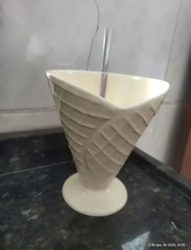Taça para sorvete com colher de apoio