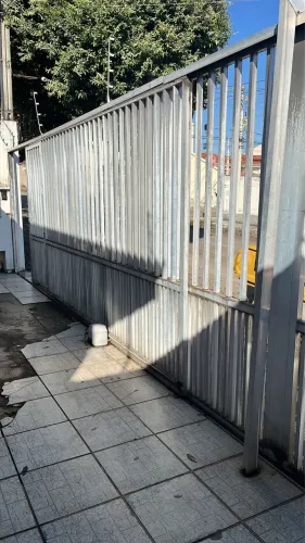 Portao de alumínio com motor 10x2,5