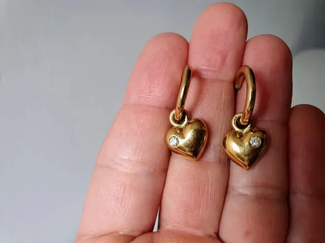 Brincos de Coração Dourado com detalhe em Pedra
