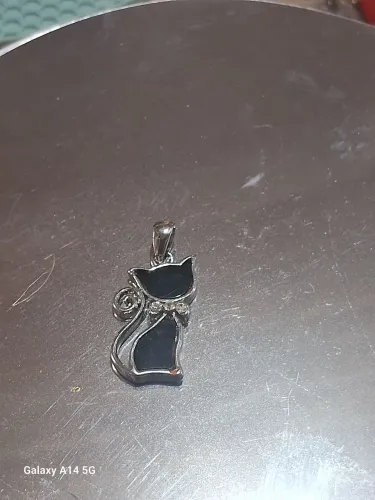 Pingente de gatinho fofo.