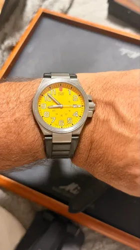 Relógio Swiss Army Victorinox original com mostrador amarelo esportivo.