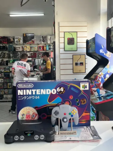 CONSOLE NINTENDO 64 PRETO (JPN) NA CAIXA SEMINOVO - N64