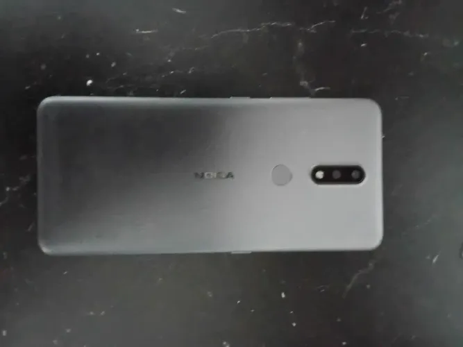 Nokia 2.4 SOMENTE tela quebrada.