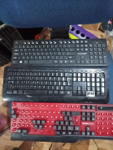 Lote com três carcaças de teclados sem fio pra consertar ou retirar peças 
