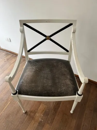 Cadeira estilo Luís XVI / Neoclássico, com encosto em X e medalhão dourado.