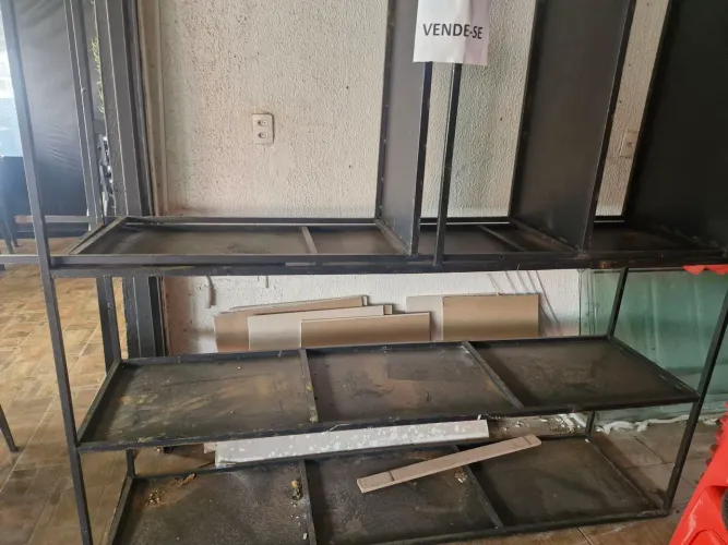 Vendo urgente Prateleiras de ferro