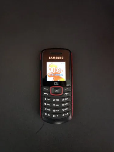 Celular antigo Samsung GT-E1086 ligando sem bateria e sem carregador colecionavel reliquia