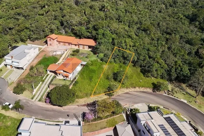 OPORTUNIDADE NO CONDOMÍNIO RESIDENCIAL LAGOS DE JARINU EM JARINU-SP: