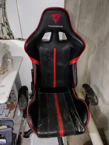Vende essa cadeira com marcas de uso , 