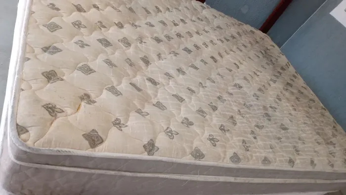 Colchão de casal de mola e espuma usado 