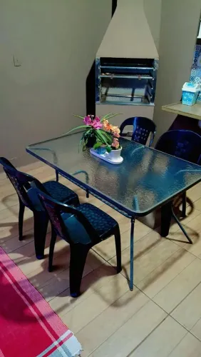 Mesa em vidro com 4 cadeiras.