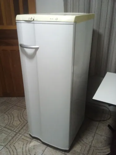 Geladeira Electrolux Mod RE 28 110V 240 LTS.