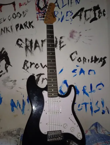 VENDO ESSA GUITARRA PARA INCIANTES PQRA AJUDAR A COMPRAR UM PC