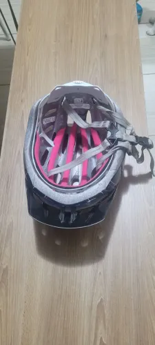 Vendo capacete para ciclista.