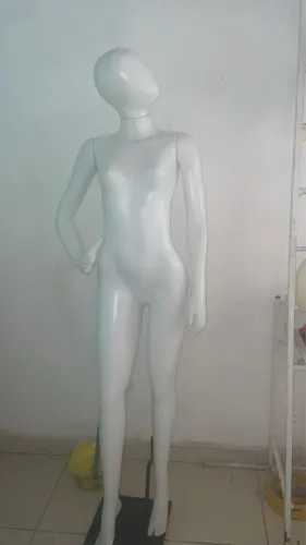 Manequim semi novo