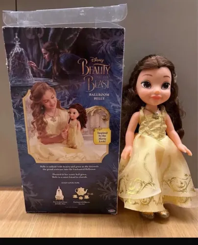 Maravilhosa boneca Bela, original Disney.usada apenas para decorar a mesa.