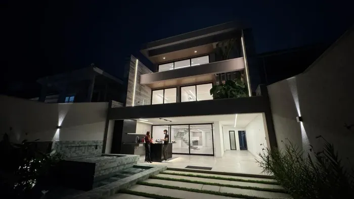 CASA TRIPLEX CONTEMPÔRANEA À VENDA, NO RECREIO DOS BANDEIRANTES, CONDOMÍNIO PORTO FINO.
