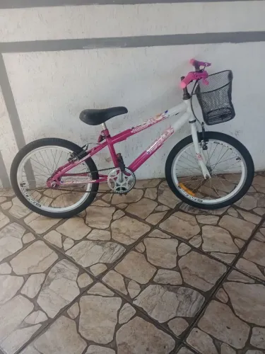 Bicicleta juvenil aro 20 com personagem da Barbie