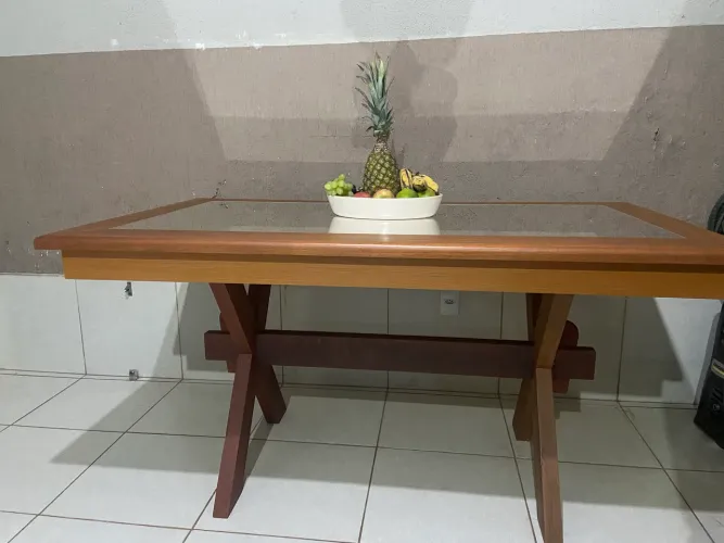 Mesa de jantar s/ cadeiras