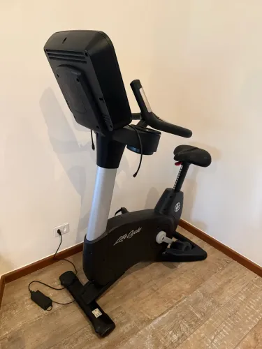 Bicicleta life fitness CS vertical profissional tela discovery