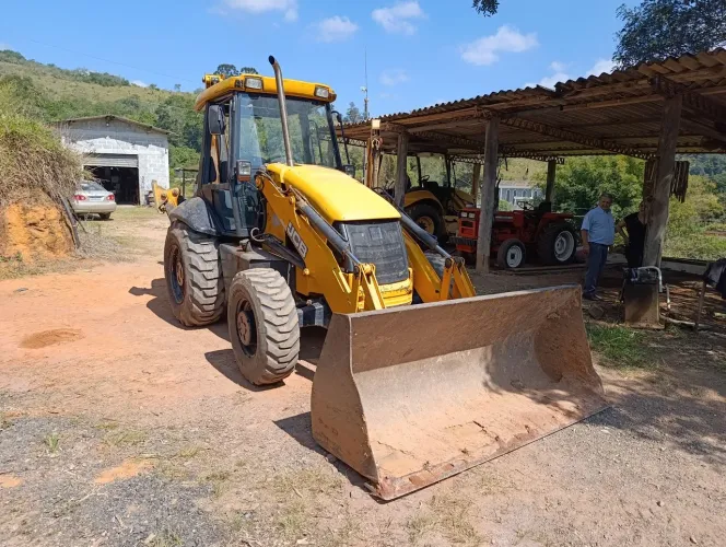 Retroescavadeira JCB 3C ano 2012 4x4 traçada e emplacada