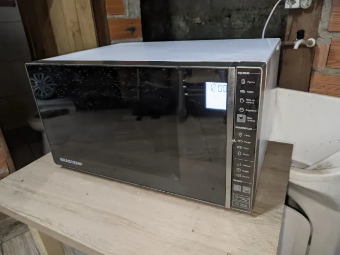 Microondas Brastemp 34L funcionando perfeitamente.