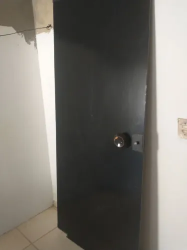 Vendo porta de vidro blindex fumê medindo 213/90 com ferragens
