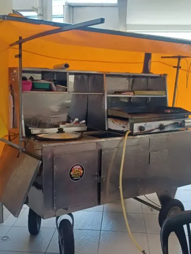Carrinho Ambulante para Lanches, Pastéis e Hot Dog + Freezer + Mesas