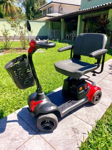 Scooter elétrico para idosos e pessoas com dificuldade de locomoção