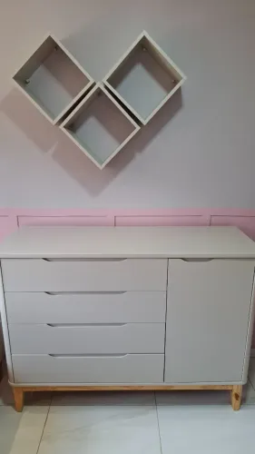 Cômoda Infantil 4 gavetas e 1 porta + 3 Nichos 