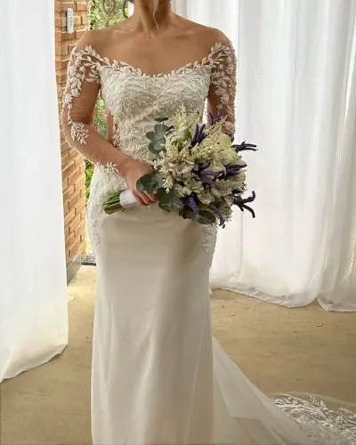 Vestido de Noiva usado 1x, com renda e bordado, decote nas costas, ombro aparente e bojo. 