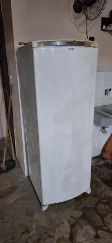 Freezer semi novo só está gelando em cima