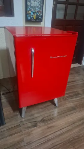 VENDO (OU TROCO EM CERVEJEIRA) FRIG9BAR RETRÔ, MUITO NOVO.
