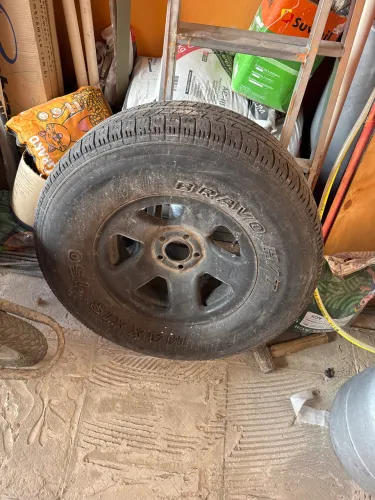 Pneu e roda maxis 750 Bravo H/T p265-70R16