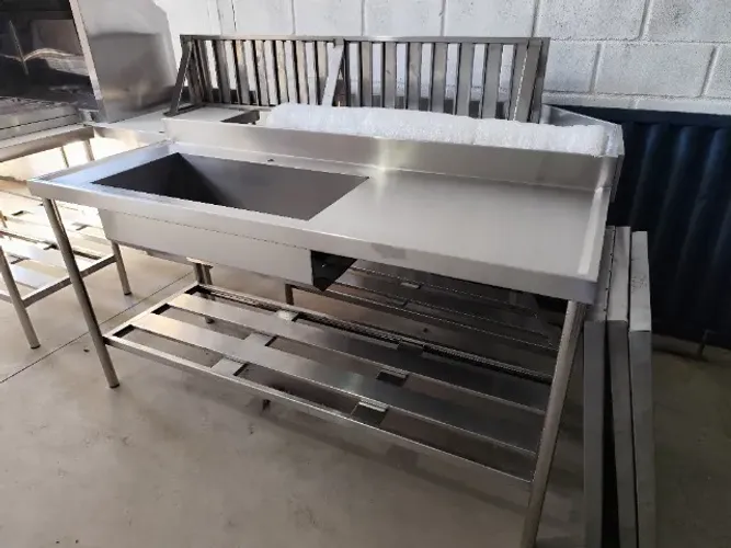 Pia profissional em aço inox para cozinha, versão 1,80 m, 1 bojo 