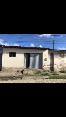 A casa tem 3 quartos e 1 sala e 1 área 1 cozinha e banheiro