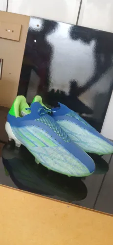Chuteira de campo adidas