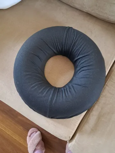 Almofada ortopédica de espuma na cor preta com capa removível para hemorroidas, gravidez e