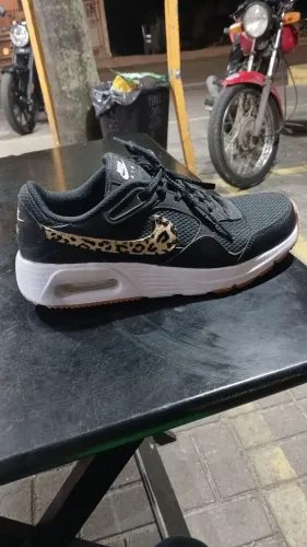 Vendo tênis Nike feminino original usado só uma vez.