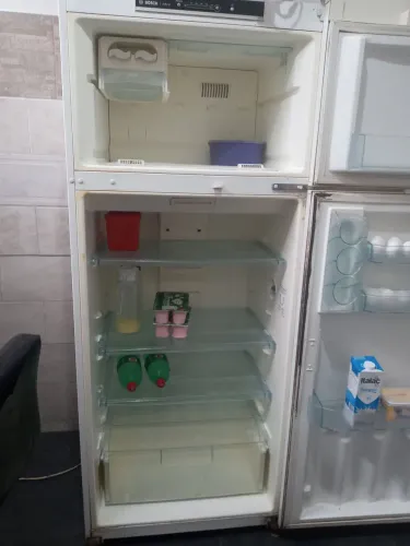 Vende-se uma geladeira