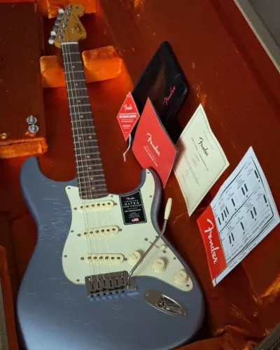 (21995 PIX)American Ultra Luxe Vintage '60s Stratocaster® Ice Blue Metallic 2025