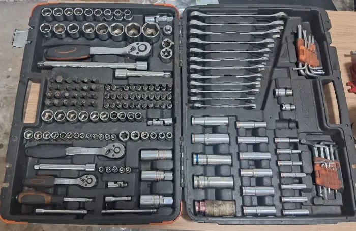 VENDO MALETA ROBUST 178 PEÇAS