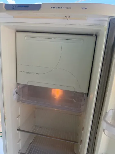 Vendo essa geladeira funcionando perfeitamente