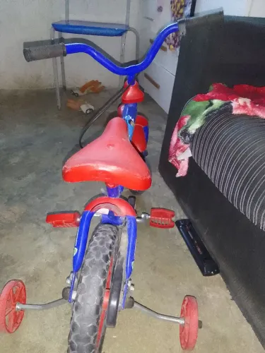 Vendes uma bicicleta para menino pequeno esta sim mi Nova sou der gravata