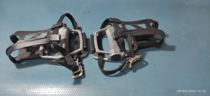 Pedal para bicicleta com fivela
